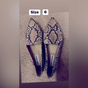 Very nice and pretty Steve Madden flat loafers. Snake skin with stud Size 6.
